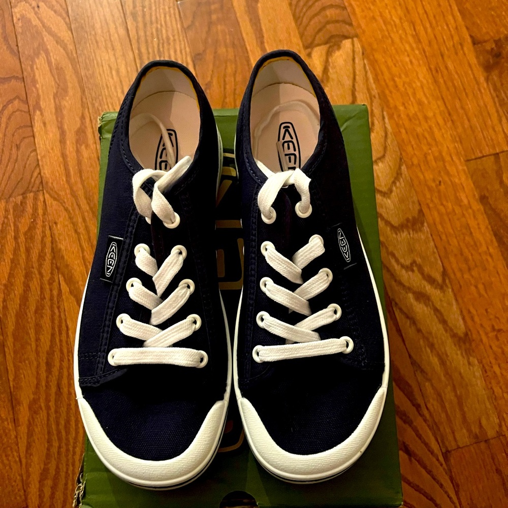 New never worn Keen Elsa Lite sneakers!